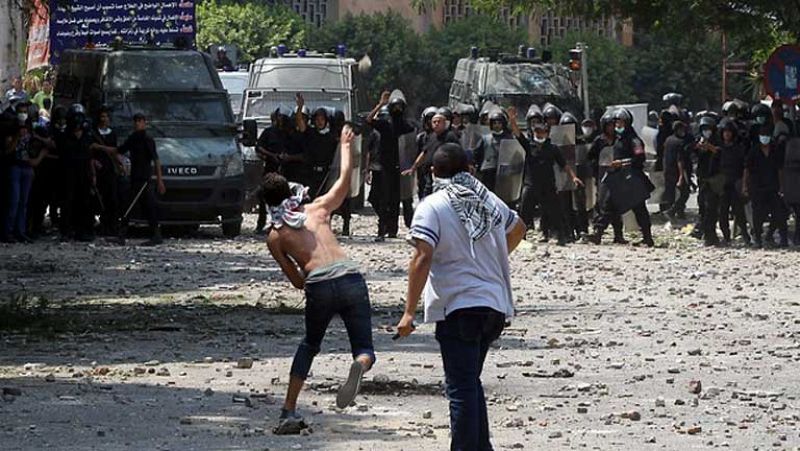 Continúan las protestas, barricadas y quema de banderas americanas en Egipto y Yemen