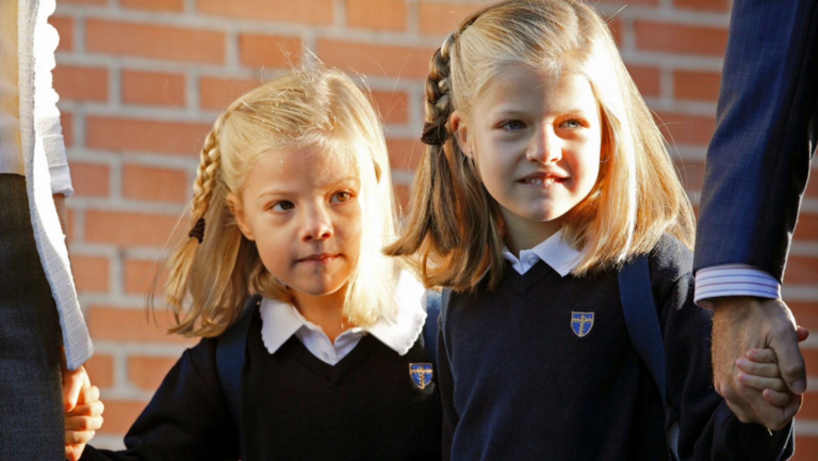Los príncipes acompañan a sus hijas al colegio el primer día de clase