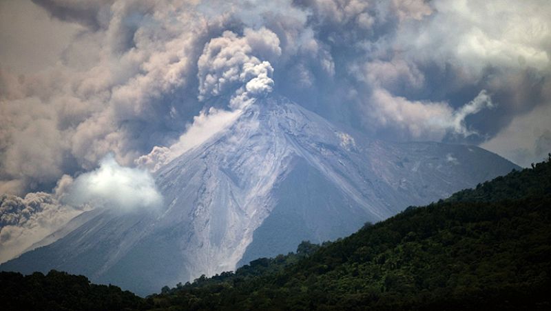  Espectaculares imágenes de la erupción del volcán Fuego en Guatemala. Las enormes columnas de ceniza alcanzan hasta dos kilómetros de altura. 