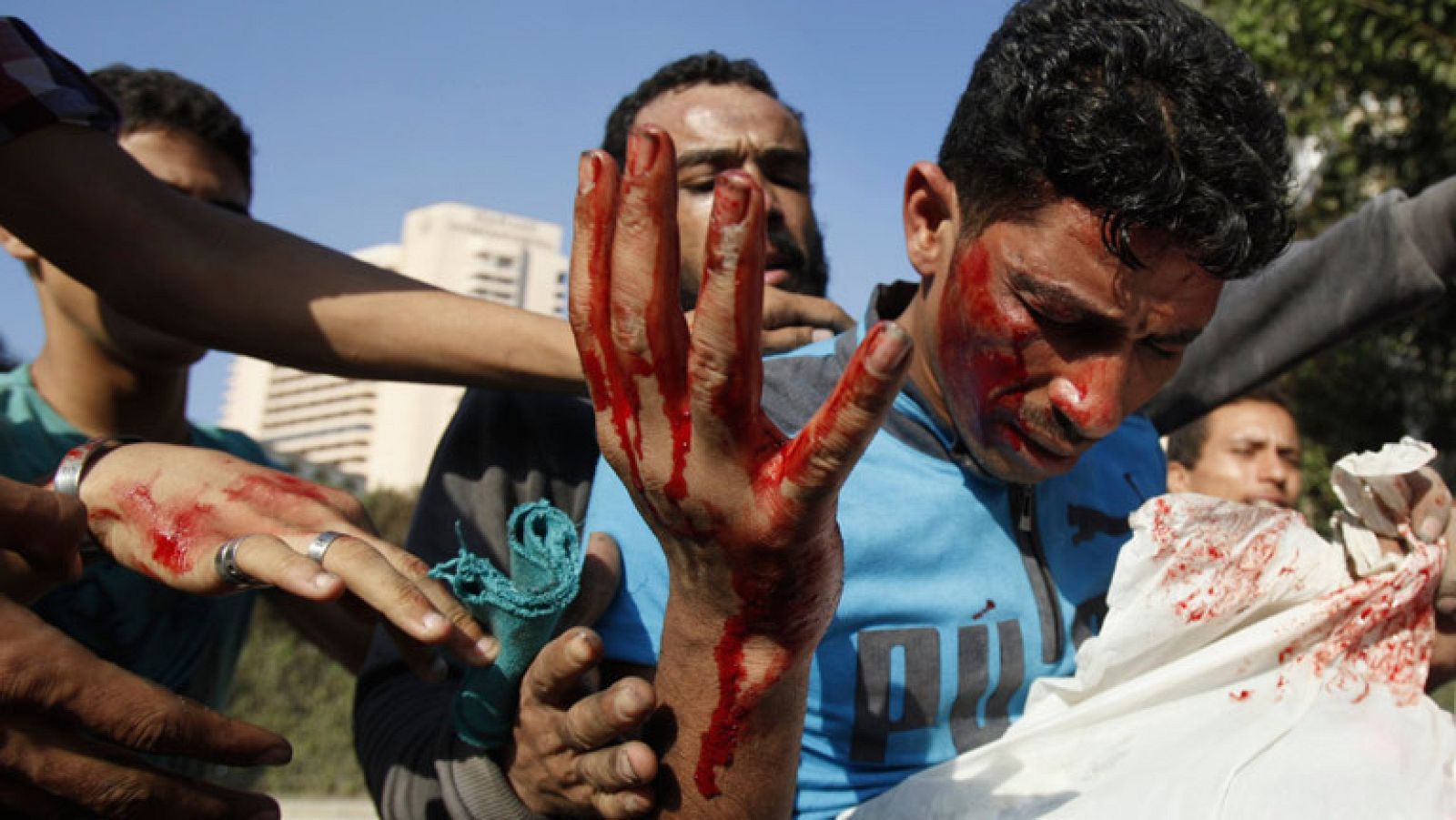 Continúan las manifestaciones en El Cairo contra Estados Unidos, como consecuencia del vídeo que caricaturiza a Mahoma, y que ha provocado ataques contra las legaciones estadounidenses en las capitales de Egipto, El Líbano y ayer en Yemen.