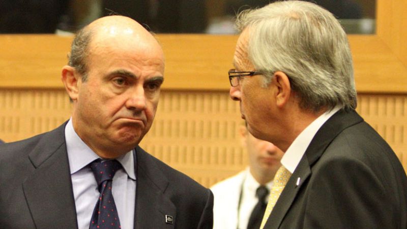 Juncker asegura que De Guindos se ha comprometido a anunciar un nuevo paquete de ajuste 