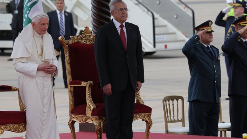 El papa aprovecha su visita a Líbano para pedir que se suspenda la venta de armas a Siria 