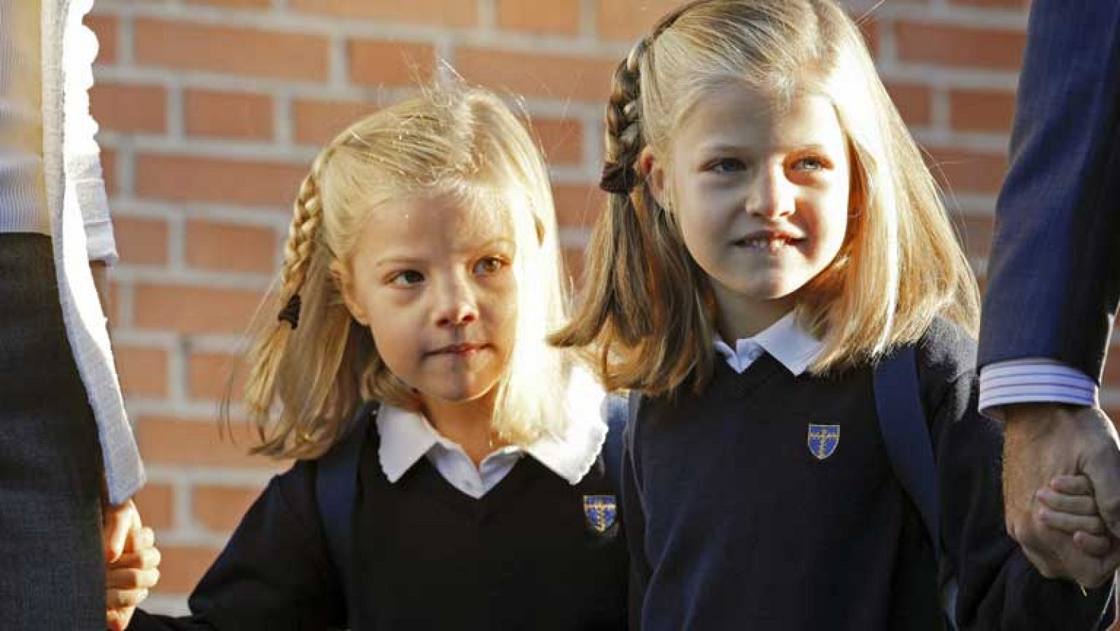 Las infantas Leonor y Sofía vuelven al cole acompañadas de sus padres