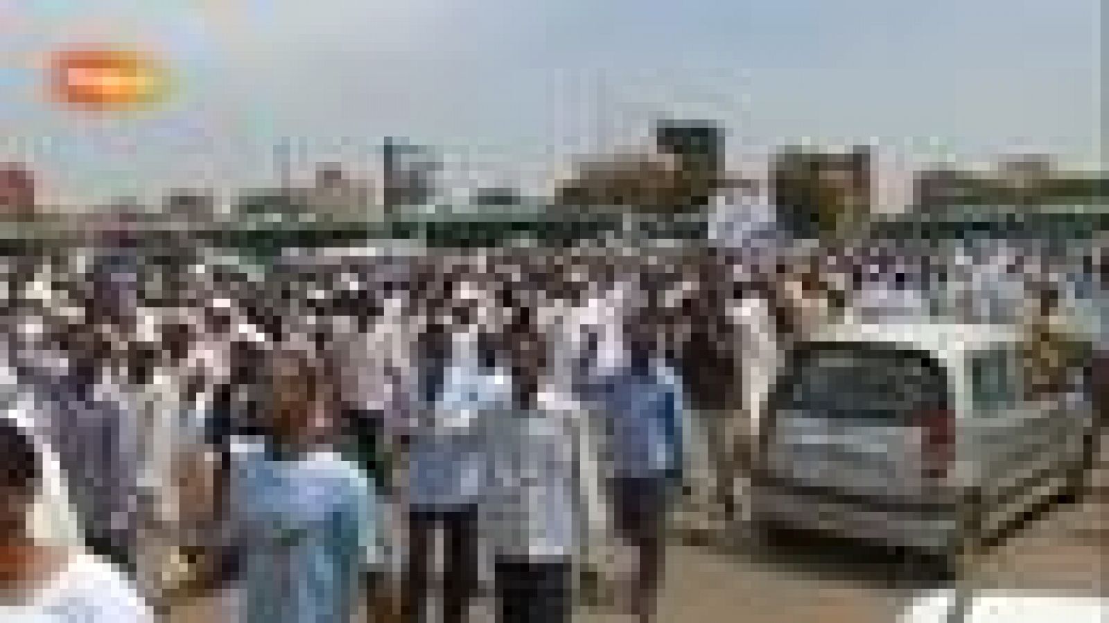  Al menos tres personas murieron hoy y más de 40 resultaron heridas durante los enfrentamientos entre la policía y manifestantes junto a la embajada de EEUU en Sudán, según  uno de los organizadores de la protesta, Mohamed Abderrahim.