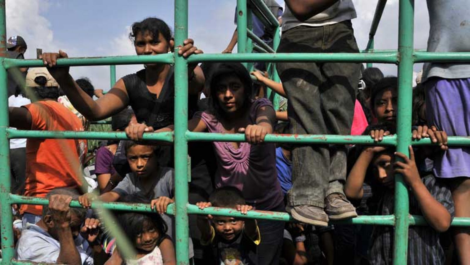 Los desplazados por el volcán Fuego tratan de volver a sus casas