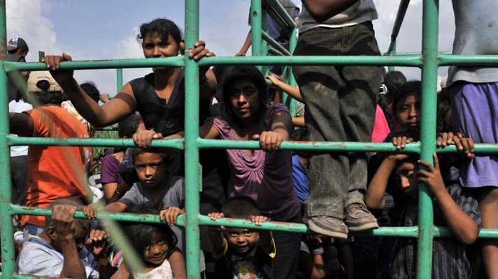 Telediario 1 - Los desplazados por el volcán Fuego tratan de volver a sus casas