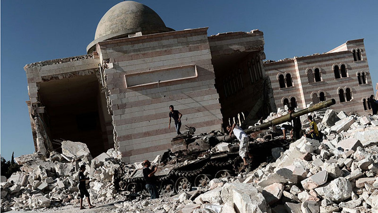 Al principio fueron manifestaciones pacíficas que pedían apertura. Tras la draconiana represión gubernametal, el conflicto sirio se han convertido en una guerra abierta con más de 20.000 muertos.