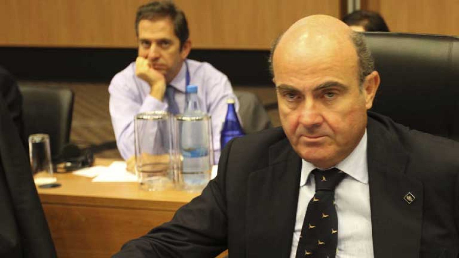 De Guindos dice que respeta las manifestaciones | Ver