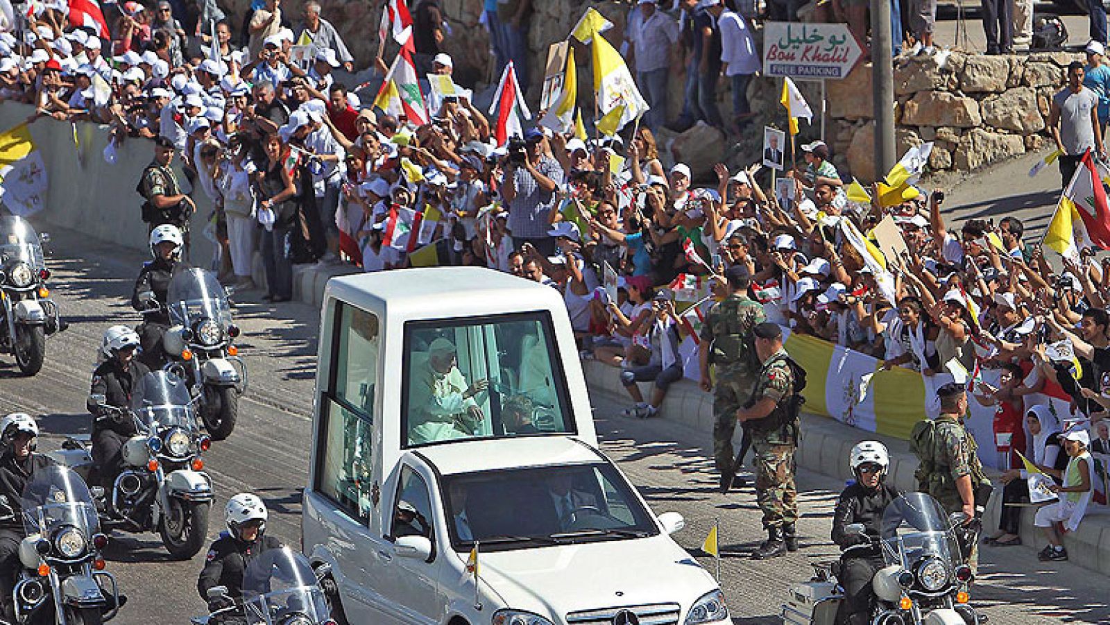 El papa Benedicto XVI pidió a musulmanes y cristianos unirse para poner fin a la violencia y las guerras en Siria y en Oriente Medio, en un encuentro con los jóvenes en la sede del patriarcado maronita (cristiano de Oriente) en el Líbano.