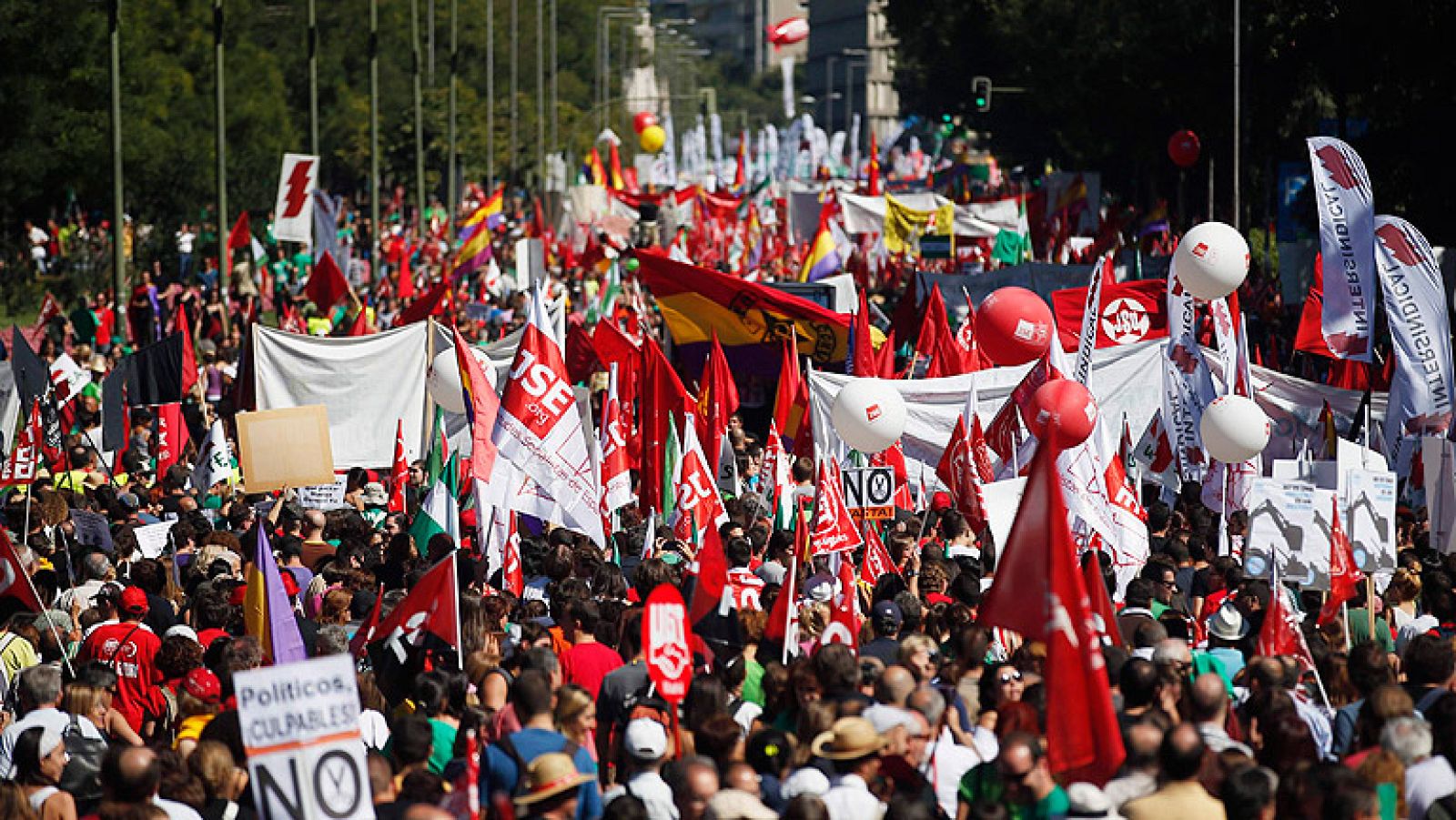  Multitudinaria manifestación en Madrid contra los recortes del Gobierno. Sindicatos mayoritarios y 150 colectivos sociales han reclamado al ejecutivo un referéndum sobre su política económica. -- Portugal ha vivido este sábado y hasta altas horas de la noche una jornada de manifestaciones contra las medidas de austeridad del Gobierno. Decenas de miles de personas se han reunido en las principales ciudades del país bajo el lema "Que se fastidie la troika". -- El ministro de Economía, Luis de Guindos, respeta a los manifestantes aunque ha defendido la necesidad de los ajustes. En la reunión del Ecofin, de Guindos ha pedido se que cumpla el calendario pactado por los líderes europeos y se apruebe antes de finales de año la norma que encomienda al Banco Central Europeo la supervisión de la banca de la eurozona. -- El presidente sirio Bachar al Asad ha hecho un llamamiento al diálogo en la primera reunión con el nuevo mediador de la ONU que se ha celebrado esta mañana.