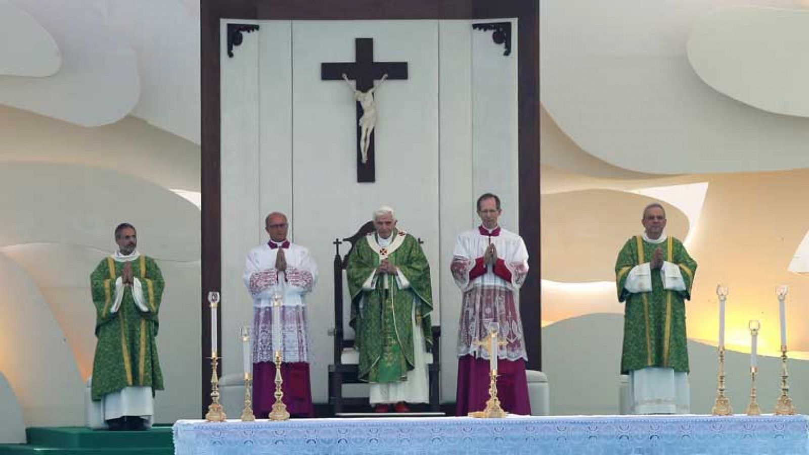 Sin programa: Multitudinaria misa del Papa en Beirut | RTVE Play