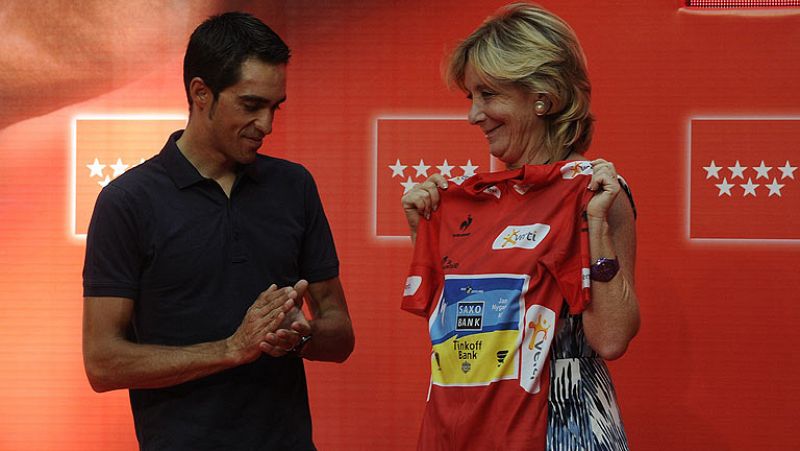   En los casi 30 años de vida política de Esperanza Aguirre han sido muchos los momentos curiosos que ha protagonizado la hasta ahora presidenta de la Comunidad de Madrid. Es experta en 'enfundarse' maillots amarillos o camisetas de fútbol.