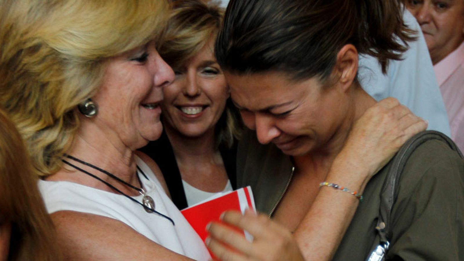 Esperanza Aguirre ha anunciado su dimisión como presidenta de la Comunidad de Madrid y diputada regional por sorpresa y entre lágrimas, en una rueda de prensa en la que ha dicho que la decisión ha sido "muy dura, durísima" y que en ella han influido "acontecimientos personales vividos recientemente".