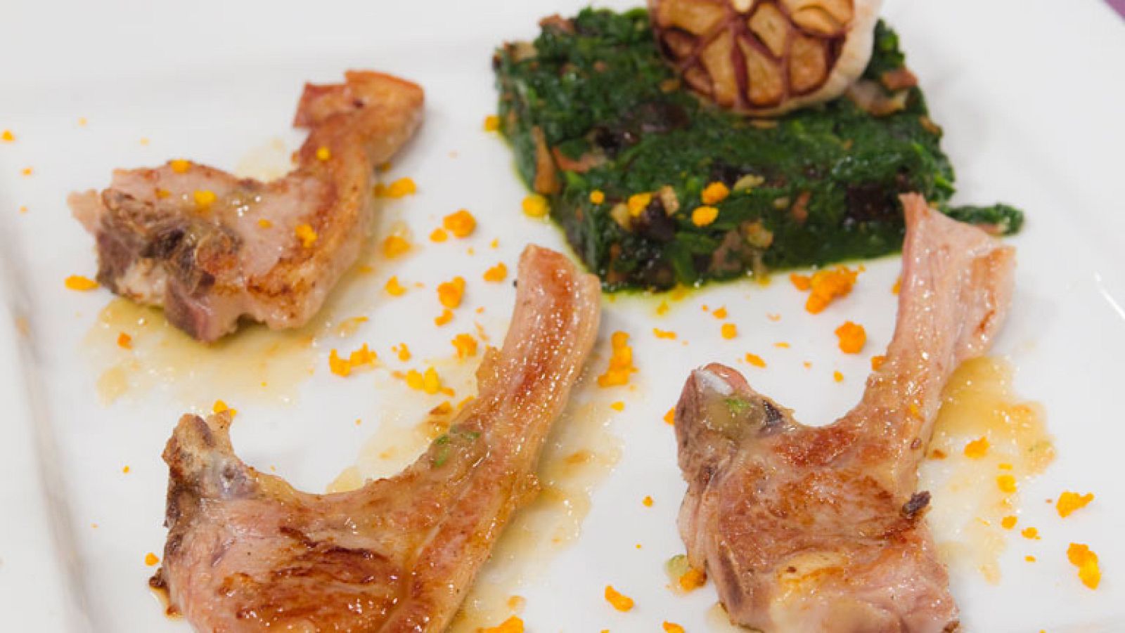 Chuletillas de cordero con ajos asados y tomillo