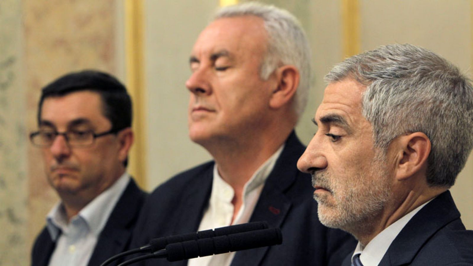 Santiago Carrillo ha muerto esta tarde a los 97 años, en su domicilio de Madrid, mientras dormía la siesta. El mundo de la política no ha tardado en recordar la figura del histórico dirigente del PCE y de su contribución a la Transición española. El primer político en conocer la noticia ha sido Gaspar Llamazares, tras una llamada telefónica de la familia.