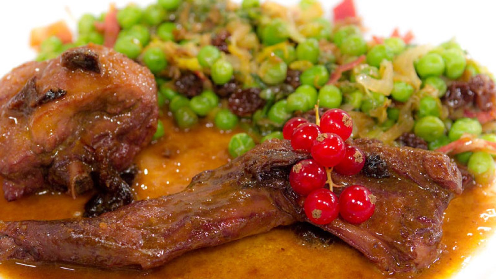 Conejo estofado al vino tinto con guisantes