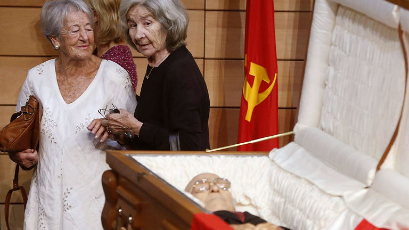 El mundo de la política y más de 10.000 ciudadanos han dado su último adiós a Santiago Carrillo, fallecido el martes a los 97 años en Madrid, al que el Gobierno y los partidos políticos han reconocido como figura esencial de la transición y clave para la consecución de la democracia.Miembros del Gobierno y de Ejecutivos anteriores -como el expresidente Felipe González-, dirigentes de la mayoría de partidos políticos y representantes de la cultura y de altas instituciones del Estado han visitado la capilla ardiente de Carrillo para dar su pésame a la familia.