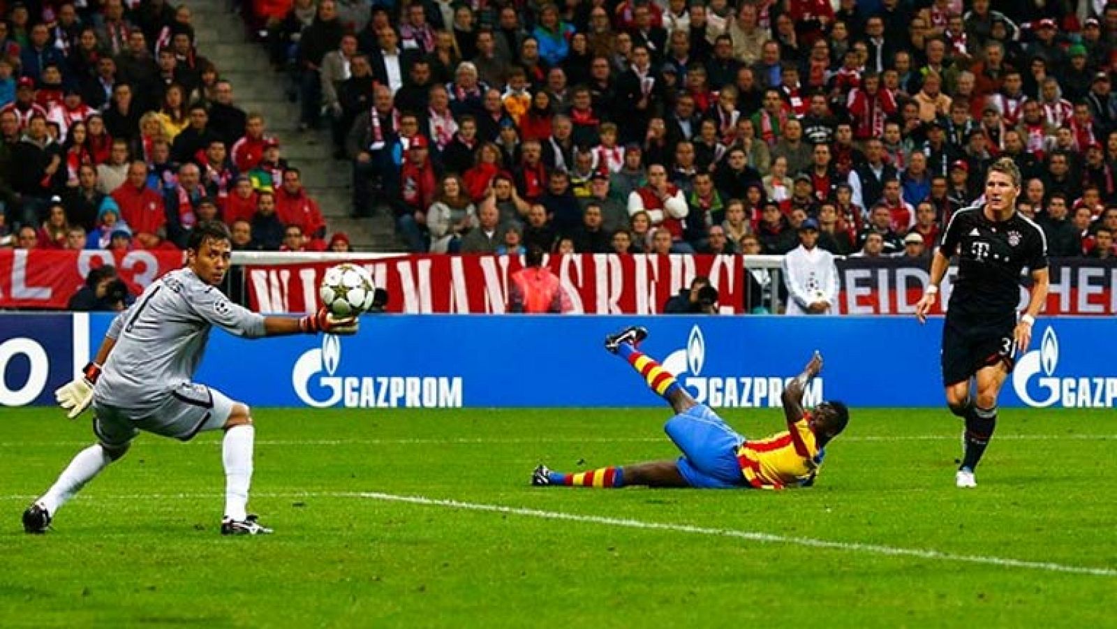 Schweinsteiger castiga un fallo del Valencia (1-0) | Ver