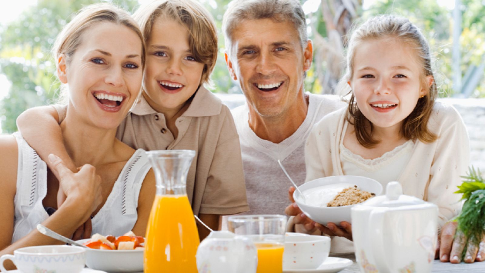  Un buen desayuno es fundamental para que afrontemos el día con energía. Un café, fruta y proteínas (clara de huevo o algún fiambre bajo en grasas) son los tres aliados que no pueden faltar en tu desayuno ideal. 