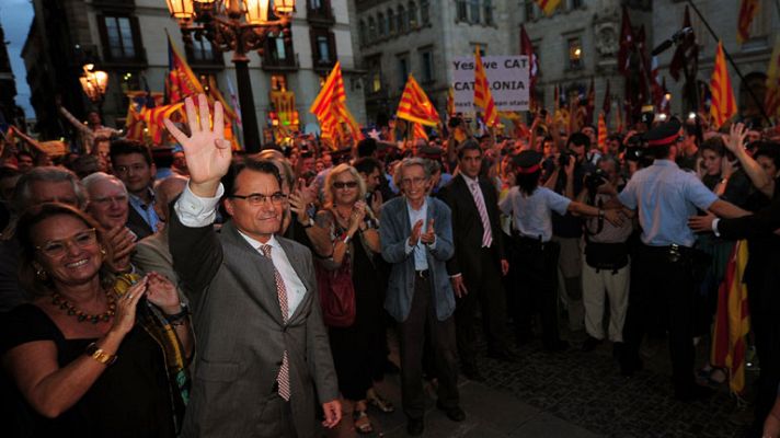 Telediario 1 - Miles de personas reciben a Mas en la Generalitat al grito de "independencia"