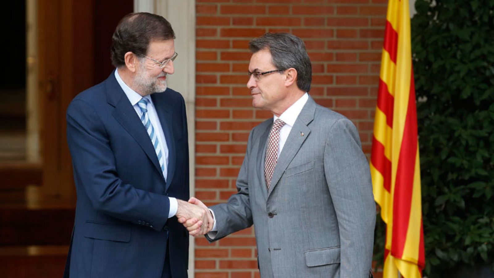 Rajoy y Mas muestran mayor distancia y más seriedad que en su última reunión hace siete meses | Ver