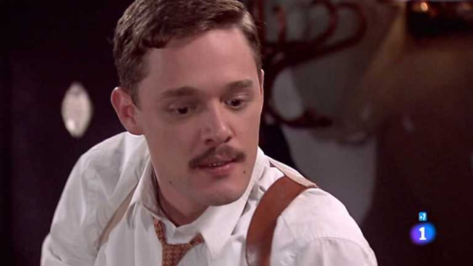 Amar en tiempos revueltos - T7 - Capítulo 218 - Bonilla ha impedido que Héctor condujera borracho y ha comprado un billete de tren a Santander - Ver ahora