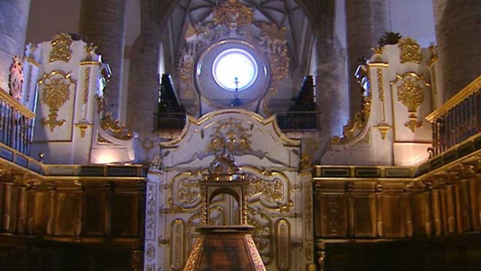 El rayo de sol que anuncia el otoño ya entra en San Millán de la Cogolla