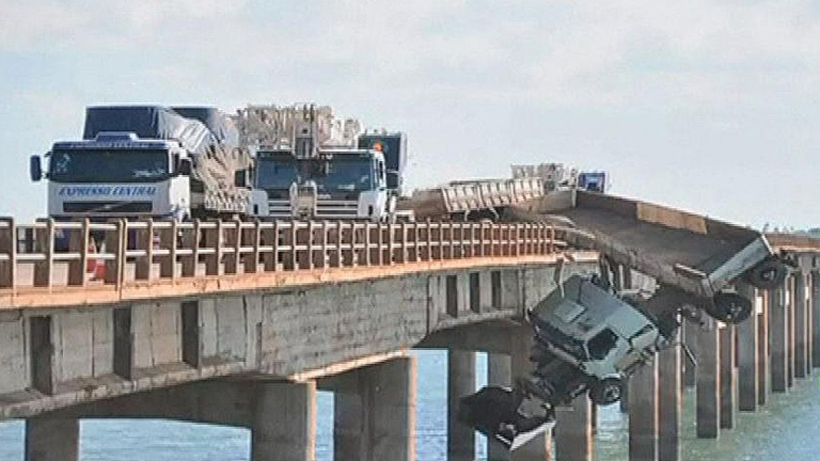 Un camión queda suspendido en un puente en Brasil