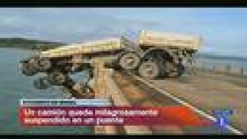 Un camión queda suspendido en un puente en Brasil