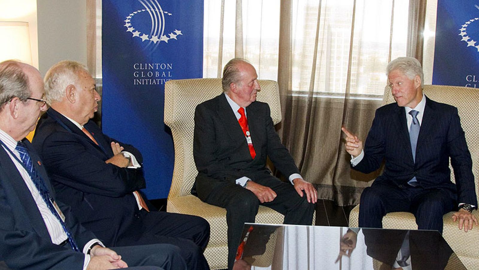 Clinton muestra al rey su confianza en España