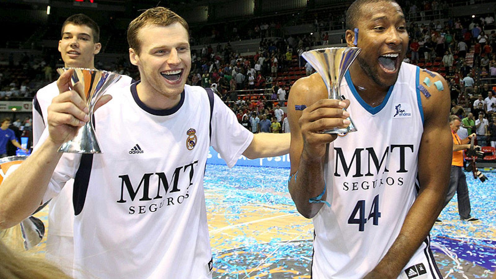 El Madrid recibe la Supercopa de baloncesto