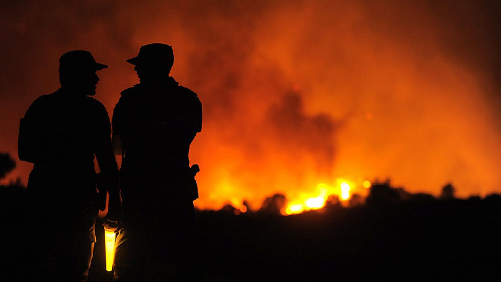 2.000 desalojados en la zona afectada por el incendio de Los Serranos, Valencia