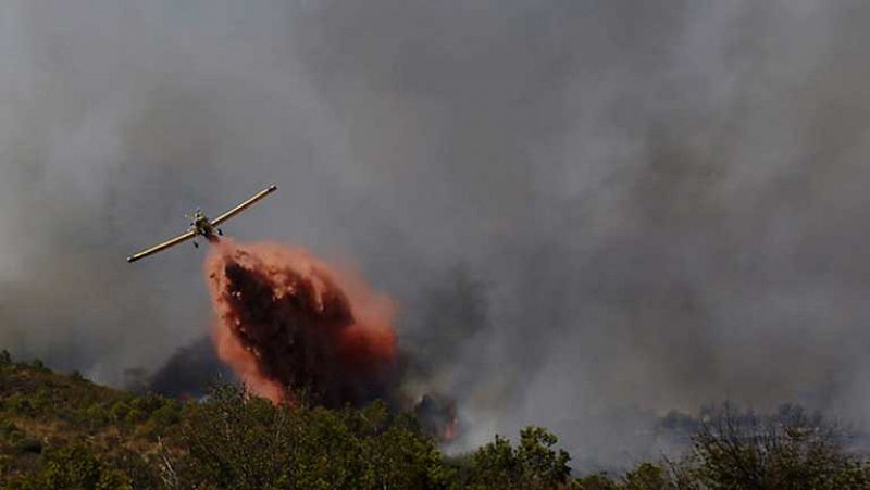Unos 800 efectivos terrestres y 42 medios aéreos combaten el incendio de Los Serranos