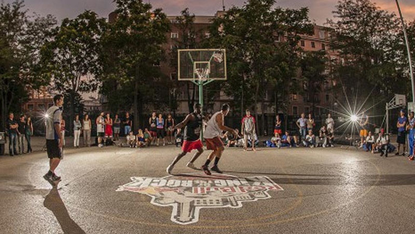 Acrobacias y baloncesto en Alcatraz, 'La Roca'