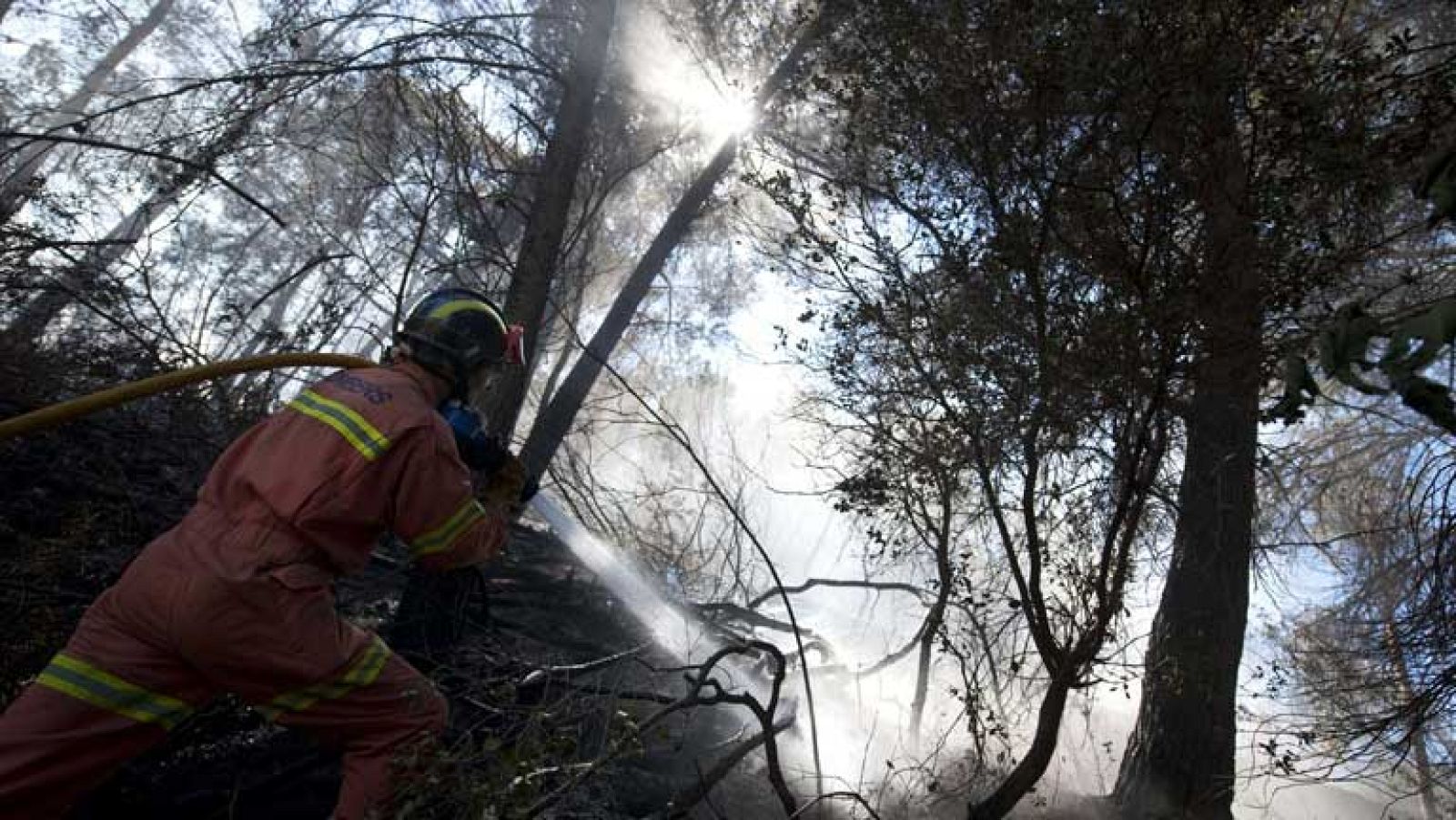 Vuelven los desalojados por el incendio de Valencia