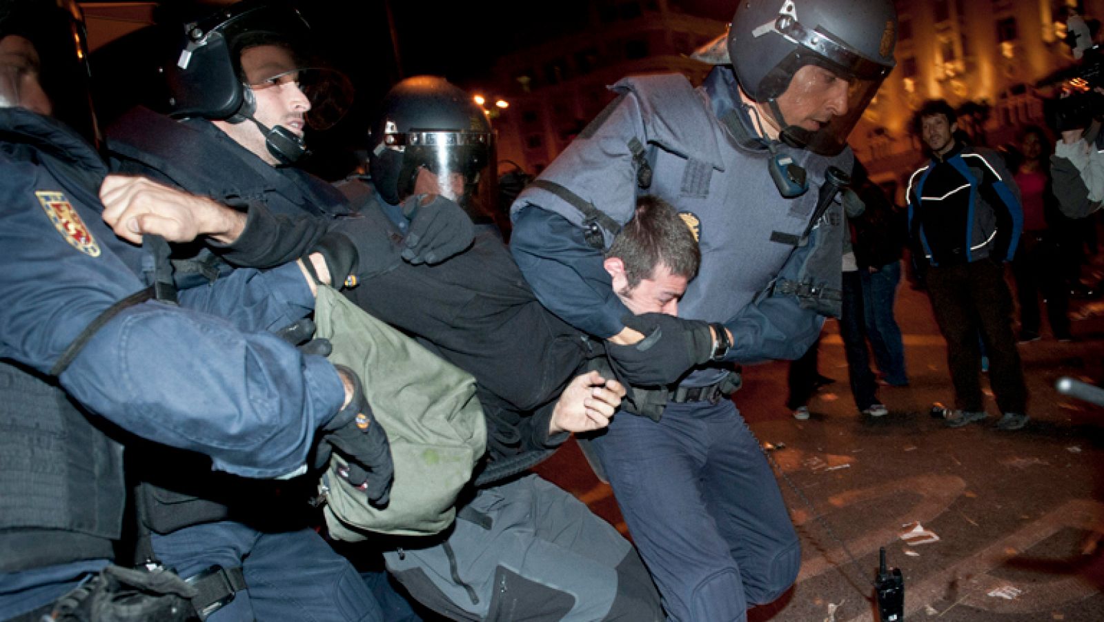 La 2 Noticias: Al menos 27 detenidos en las cargas policiales en el Congreso | RTVE Play