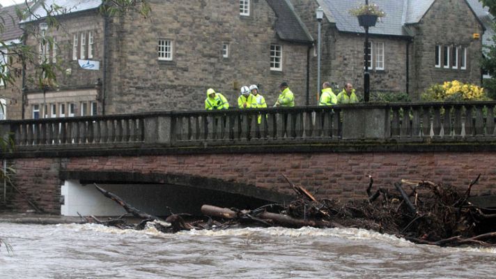 Telediario 1 - Continúan las inundaciones en Reino Unido