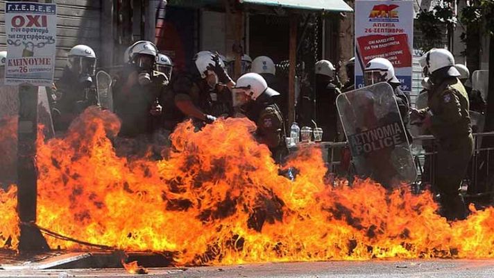 Informativo 24h - La policía usa gases lacrimogénos contra los manifestantes en Atenas