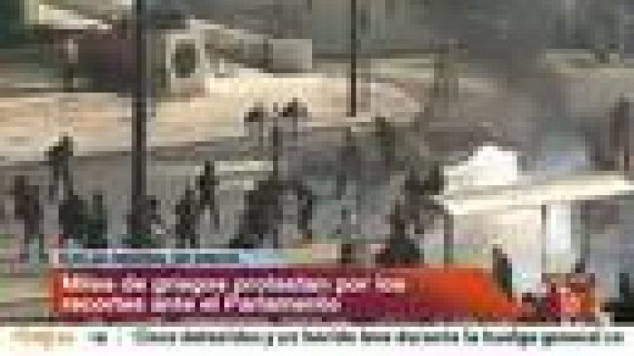 Informativo 24h - La policía usa gases lacrimogénos contra los manifestantes en Atenas