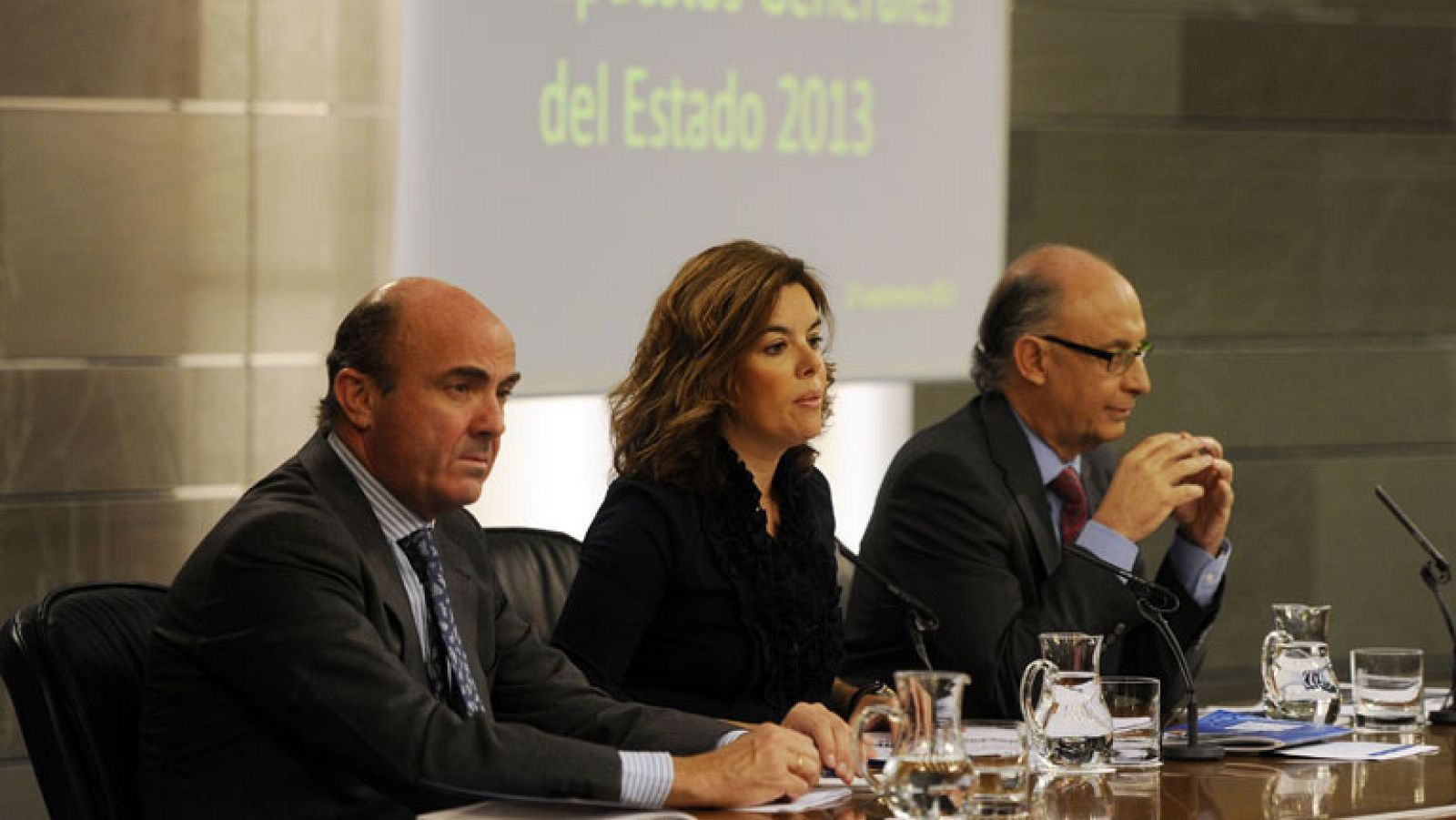 El Gobierno ha anunciado este jueves en la rueda de prensa tras el Consejo de Miniestros que pondrá en marcha un nuevo plan de incentivos al vehículo eficiente que permitirá retirar de la circulación a vehículos de entre 10 y 12 años de antigüedad.El nuevo plan, denominado PIVE (Plan Industrial del Vehículo Ecológico) constará de una subvención de 2.000 euros. La mitad de ellos los aportará el Estado y los otros 1.000 euros, de los fabricantes.