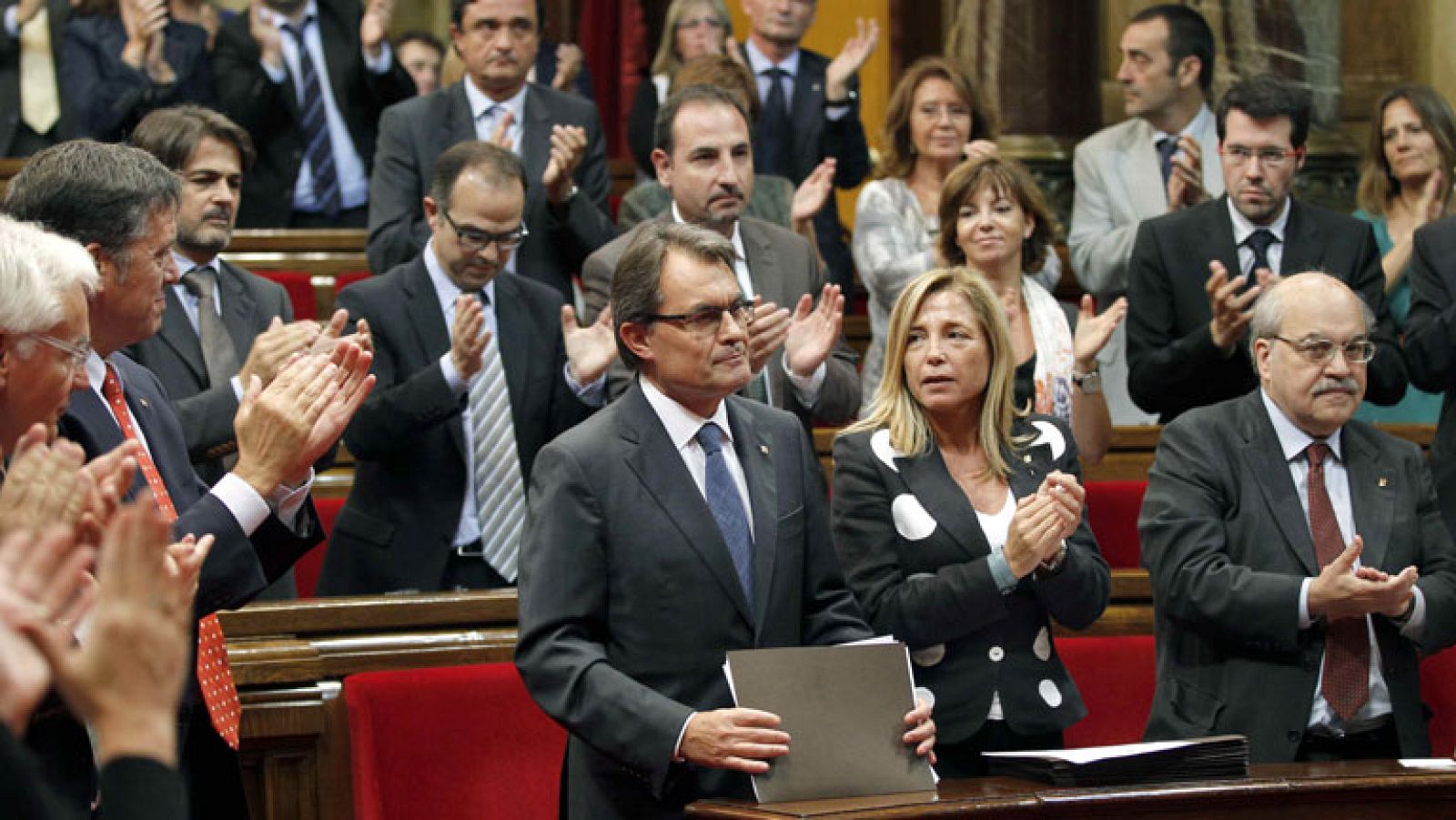 El Parlament catalán aprueba convocar una consulta soberanista la próxima legislatura - Informativo 24h | Ver