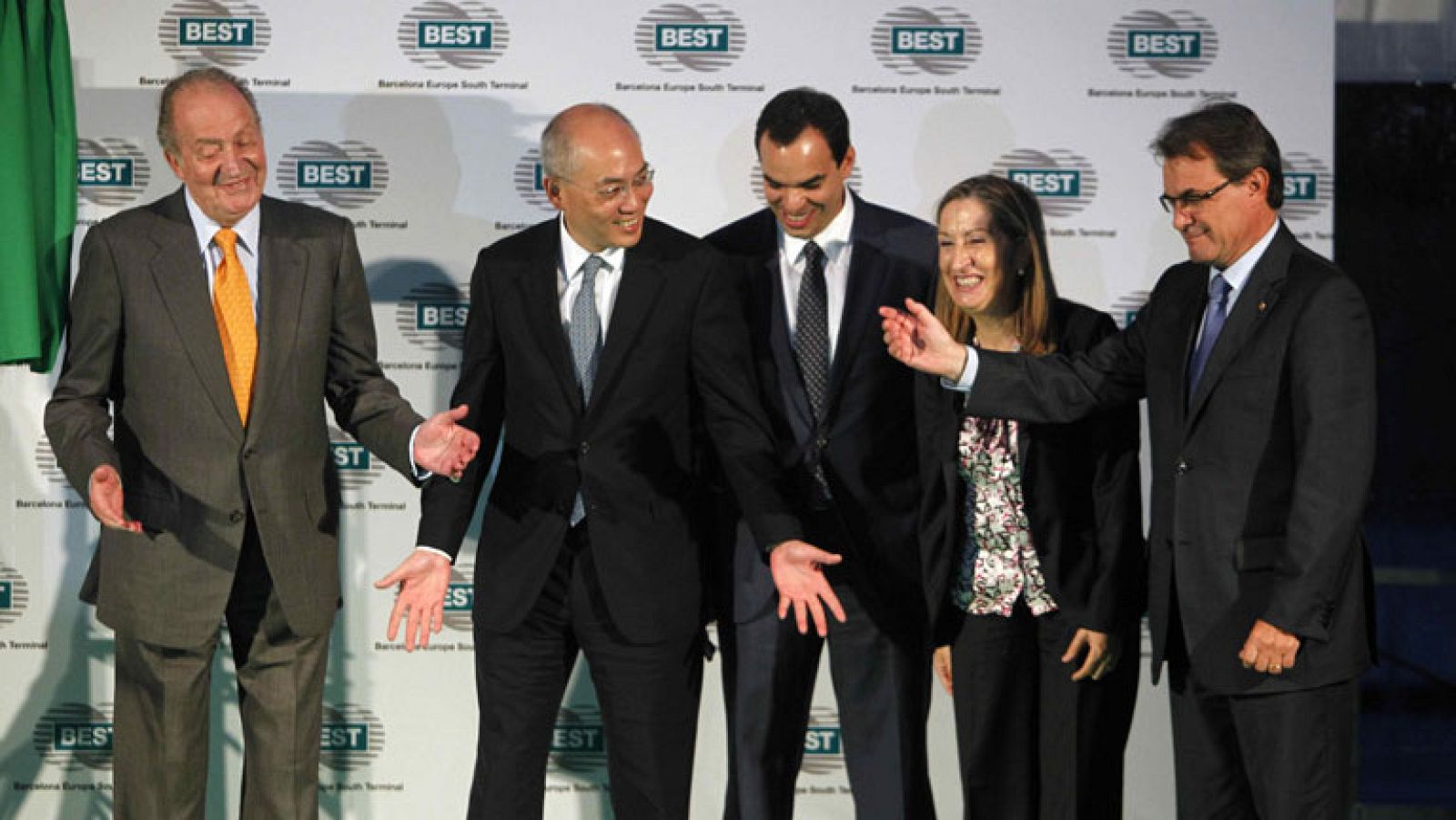 Mas declina ponerse junto al rey en el acto de inauguración de la nueva terminal de contenedores en el Puerto de Barcelona | Ver