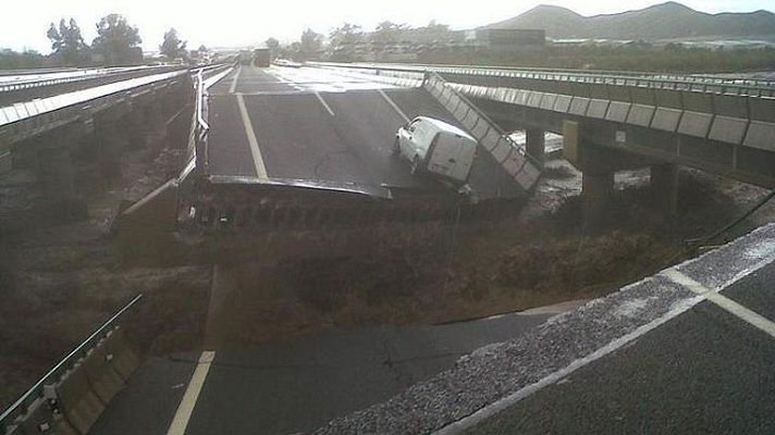 Informativo 24h - La lluvia hunde el puente de la autovía que comunica Lorca con Puerto Lumbreras