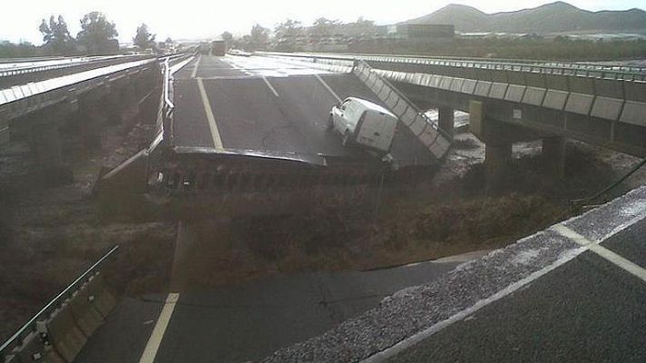 La lluvia hunde el puente de la autovía que comunica Lorca con Puerto Lumbreras