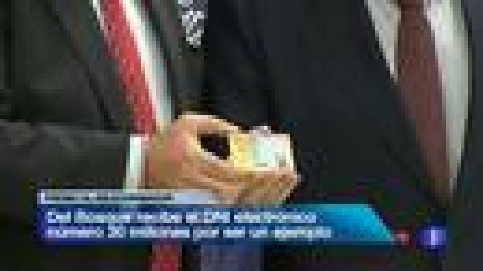 El seleccionador nacional de fútbol, Vicente del Bosque, ha recibido el DNI número 30 millones de las manos del ministro del Interior, Jorge Fernández Díaz, por ser un ejemplo para los españoles.