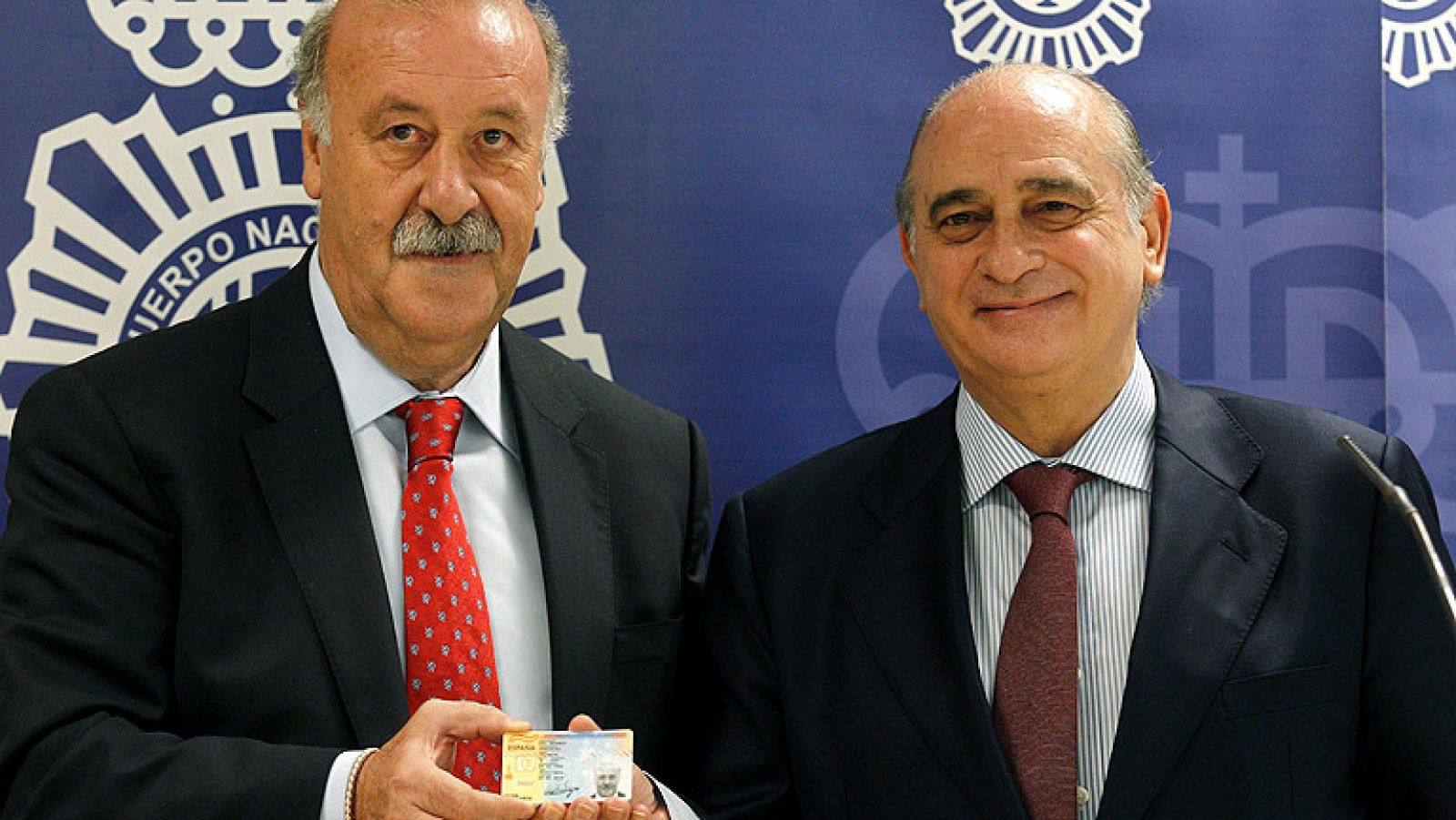 El seleccionador nacional de fútbol, Vicente del Bosque, ha recibido el DNI número 30 millones de las manos del ministro del Interior, Jorge Fernández Díaz, por ser un ejemplo para los españoles.