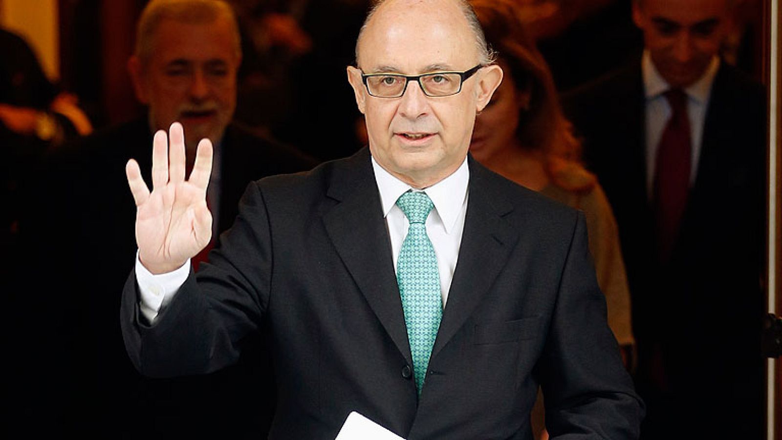 El ministro de Hacienda y Administraciones Públicas, Cristóbal Montoro, ha asegurado que los Presupuestos Generales del Estado para 2013 son "el camino para crecer y crear empleo (...) y para cumplir con el déficit" comprometido con Europa. Así lo ha asegurado Montoro en la rueda de prensa posterior al registro del anteproyecto de ley en el Congreso de los Diputados.