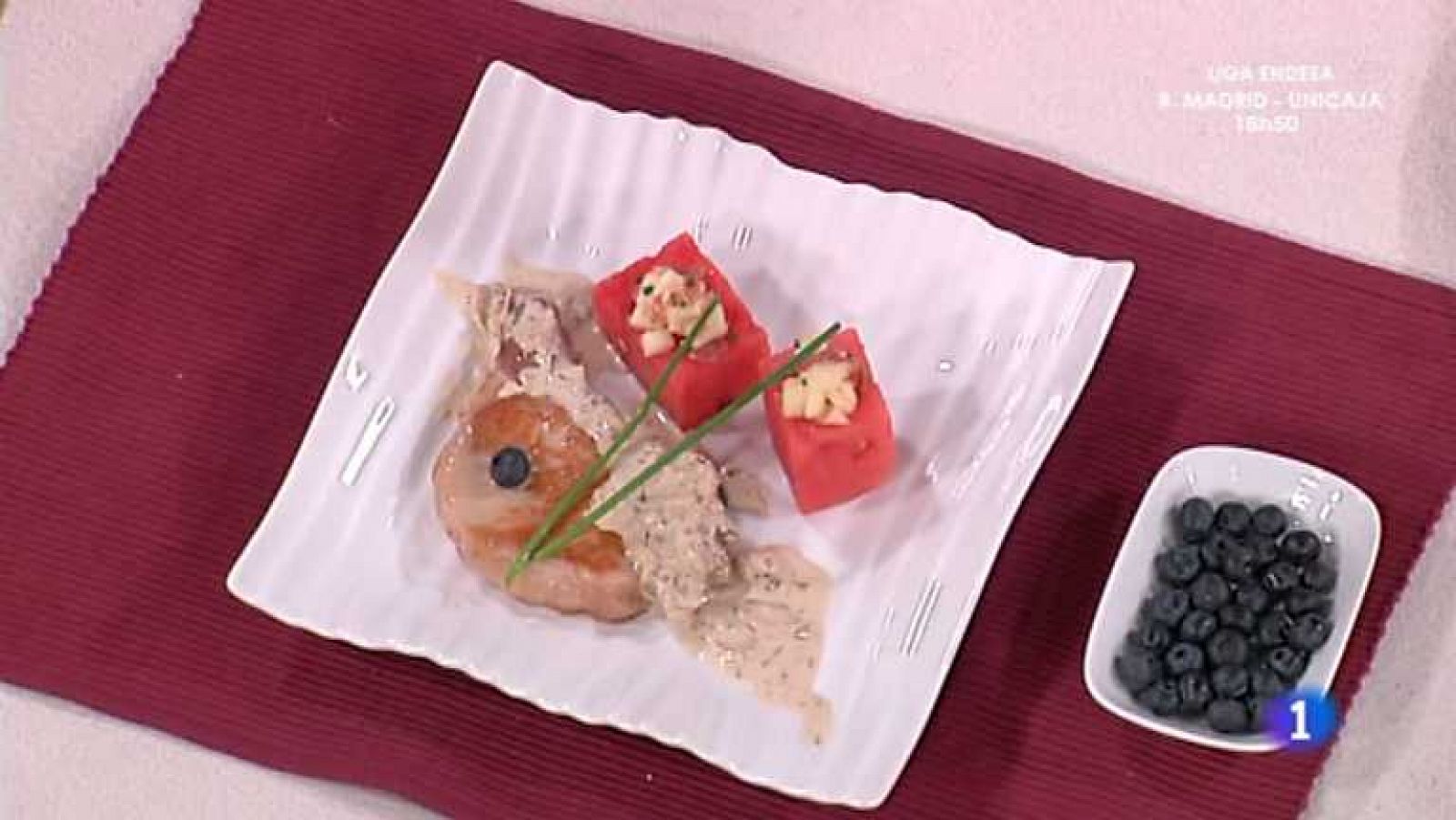 Cocina con Sergio: Chuletas de cerdo y sandía rellena | RTVE Play