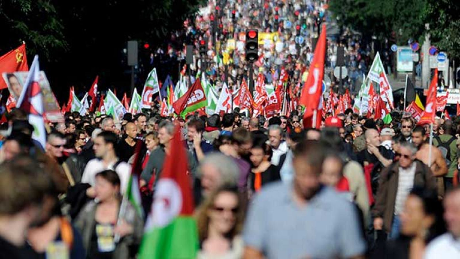 Manifestación multitudinaria en París en contra de la política de austeridad del gobierno 