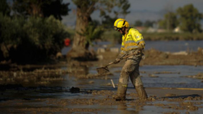 Telediario 1 - Siguen buscando a 3 desaparecidos por el temporal tras hallar el coche de uno